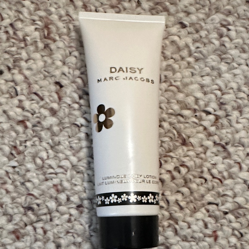 Marc Jacobs Daisy Body Lotion in White and Black 2.5 oz-BRAND NEW